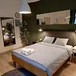 Newly Refurbished Apartment In The City Center