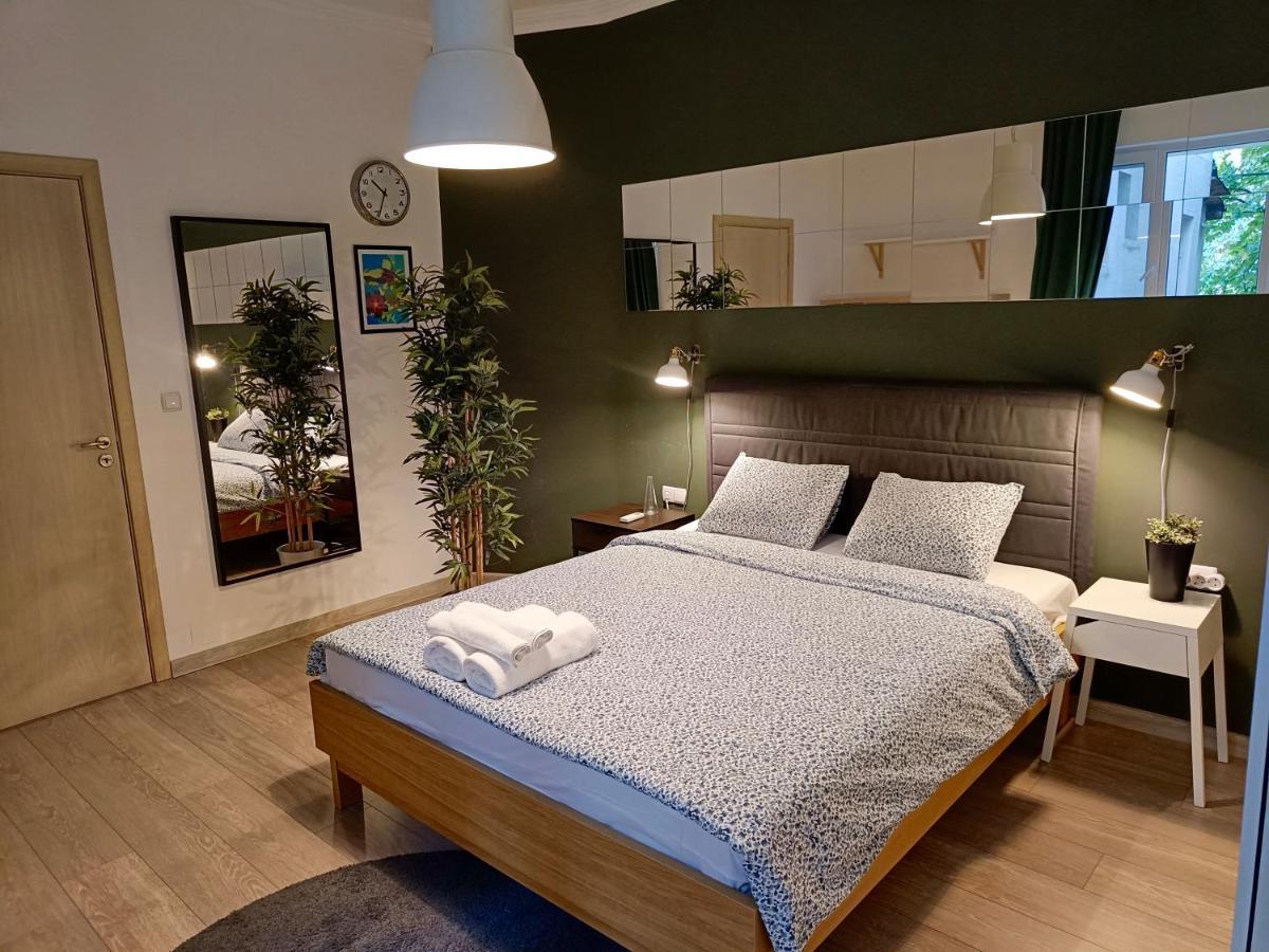 Newly Refurbished In The City Center Apartment