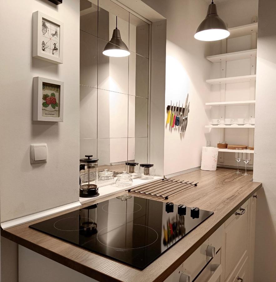 Newly Refurbished In The City Center Apartment *